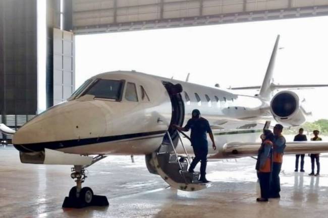 Petugas karantina (kanan) saat melakukan pengawasan lalu lintas komoditas pada penerbangan internasional perdana rute Batulicin-Singapura di Bandara Bersujud, Kabupaten Tanah Bumbu, Kalimantan Selatan. (ANTARA/HO-Karantina Kalsel)