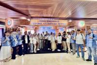 Jajaran Dishut Kalsel foto bersama di stan yang mempromosikan beberapa produk hasil hutan kayu (HHK) dan hasil hutan bukan kayu (HHBK) pada kegiatan Festival Perhutanan Sosial Nasional (Pesona) di Gedung Manggala Wanabakti Kemenhut, Jakarta, Rabu (20/8/2025). (ANTARA/HO-Dishut Kalsel)