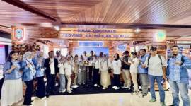 Jajaran Dishut Kalsel foto bersama di stan yang mempromosikan beberapa produk hasil hutan kayu (HHK) dan hasil hutan bukan kayu (HHBK) pada kegiatan Festival Perhutanan Sosial Nasional (Pesona) di Gedung Manggala Wanabakti Kemenhut, Jakarta, Rabu (20/8/2025). (ANTARA/HO-Dishut Kalsel)