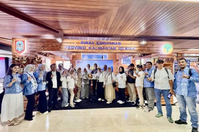 Jajaran Dishut Kalsel foto bersama di stan yang mempromosikan beberapa produk hasil hutan kayu (HHK) dan hasil hutan bukan kayu (HHBK) pada kegiatan Festival Perhutanan Sosial Nasional (Pesona) di Gedung Manggala Wanabakti Kemenhut, Jakarta, Rabu (20/8/2025). (ANTARA/HO-Dishut Kalsel)