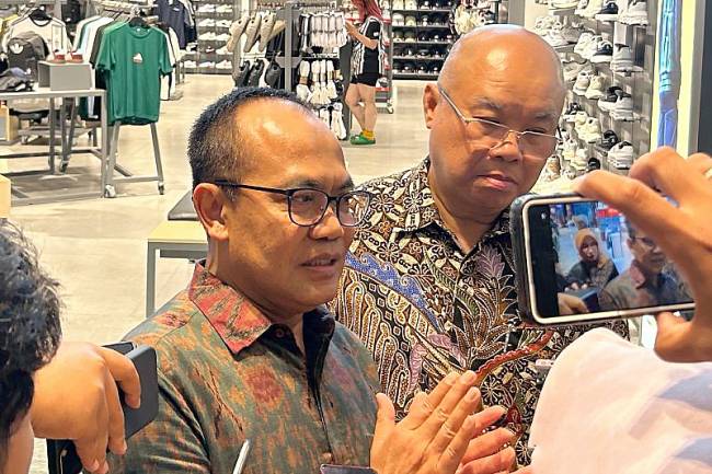 Sekretaris Menteri Koordinator Bidang Perekonomian Susiwijono Moergiarso ditemui usai menghadiri Indonesia Shopping Festival 2025 di Plaza Nusantara, Jakarta, Kamis (14/8/2025). (ANTARA/Maria C Galuh)