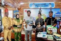 Wakil Menteri Kehutanan (Wamenhut) Sulaiman Umar Shiddiq (tengah) saat mengunjungi stan Dinas Kehutanan Provinsi Kalimantan Selatan (Dishut Kalsel) usai pembukaan kegiatan Festival Perhutanan Sosial Nasional (Pesona) 2025 Kemenhut di Jakarta, Kamis (21/8/2025). (ANTARA/HO-Dishut Kalsel)