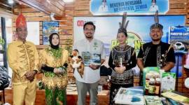 Wakil Menteri Kehutanan (Wamenhut) Sulaiman Umar Shiddiq (tengah) saat mengunjungi stan Dinas Kehutanan Provinsi Kalimantan Selatan (Dishut Kalsel) usai pembukaan kegiatan Festival Perhutanan Sosial Nasional (Pesona) 2025 Kemenhut di Jakarta, Kamis (21/8/2025). (ANTARA/HO-Dishut Kalsel)