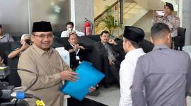 Mantan Menteri Agama Yaqut Cholil Qoumas (kiri) saat tiba di Gedung Merah Putih KPK, Jakarta, Kamis (7/8/2025). (ANTARA/Rio Feisal)