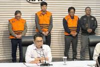 Pelaksana Tugas Deputi Penindakan dan Eksekusi KPK Asep Guntur Rahayu (depan) saat memperlihatkan tersangka kasus dugaan suap terkait dengan kerja sama pengelolaan kawasan hutan, di Gedung Merah Putih KPK, Jakarta, Kamis (14/8/2025). (ANTARA/Rio Feisal)