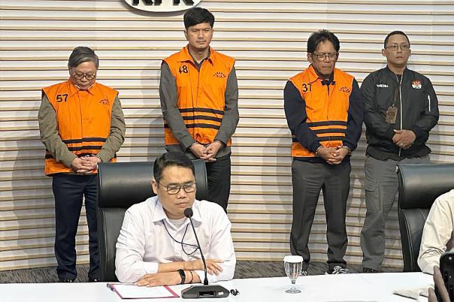 Pelaksana Tugas Deputi Penindakan dan Eksekusi KPK Asep Guntur Rahayu (depan) saat memperlihatkan tersangka kasus dugaan suap terkait dengan kerja sama pengelolaan kawasan hutan, di Gedung Merah Putih KPK, Jakarta, Kamis (14/8/2025). (ANTARA/Rio Feisal)
