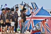 Salah satu tim peserta menyiapkan layang-layang raksasa sebelum diterbangkan pada kegiatan Festival Layang-Layang Dandang 2025 di Pantai Batakan Baru, Kabupaten Tanah Laut, Kalimantan Selatan, Minggu (31/8/2025). (ANTARA/Tumpal A Aritonang)