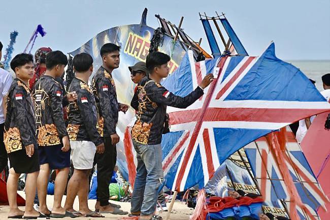 Salah satu tim peserta menyiapkan layang-layang raksasa sebelum diterbangkan pada kegiatan Festival Layang-Layang Dandang 2025 di Pantai Batakan Baru, Kabupaten Tanah Laut, Kalimantan Selatan, Minggu (31/8/2025). (ANTARA/Tumpal A Aritonang)