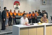 Ketua Komisi Pemberantasan Korupsi Setyo Budiyanto (kanan) saat menampilkan 11 tersangka kasus dugaan pemerasan terkait pengurusan sertifikat keselamatan dan kesehatan kerja (K3) di lingkungan Kementerian Ketenagakerjaan, termasuk Wakil Menteri Ketenagakerjaan Immanuel Ebenezer (kelima kiri), di Gedung Merah Putih KPK, Jakarta, Jumat (22/8/2025). (ANTARA/Rio Feisal)