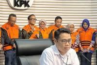 Wakil Menteri Ketenagakerjaan Immanuel Ebenezer Gerungan (kedua kiri) mengacungkan jempol saat ditampilkan sebagai salah satu dari 11 tersangka kasus dugaan pemerasan terkait pengurusan sertifikat keselamatan dan kesehatan kerja (K3) di lingkungan Kementerian Ketenagakerjaan, di Gedung Merah Putih KPK, Jakarta, Jumat (22/8/2025). (ANTARA/Rio Feisal)