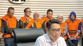 Wakil Menteri Ketenagakerjaan Immanuel Ebenezer Gerungan (kedua kiri) mengacungkan jempol saat ditampilkan sebagai salah satu dari 11 tersangka kasus dugaan pemerasan terkait pengurusan sertifikat keselamatan dan kesehatan kerja (K3) di lingkungan Kementerian Ketenagakerjaan, di Gedung Merah Putih KPK, Jakarta, Jumat (22/8/2025). (ANTARA/Rio Feisal)