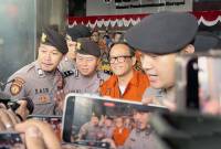 Wakil Menteri Ketenagakerjaan Immanuel Ebenezer Gerungan (kedua kanan) tersenyum saat berjalan keluar meninggalkan gedung KPK setelah ditetapkan sebagai salah satu tersangka kasus dugaan pemerasan terkait pengurusan sertifikat keselamatan dan kesehatan kerja (K3) di lingkungan Kementerian Ketenagakerjaan, di Gedung Merah Putih KPK, Jakarta, Jumat (22/8/2025). (ANTARA/Rio Feisal)