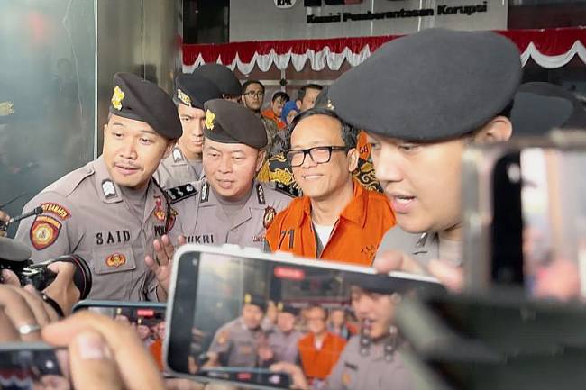 Wakil Menteri Ketenagakerjaan Immanuel Ebenezer Gerungan (kedua kanan) tersenyum saat berjalan keluar meninggalkan gedung KPK setelah ditetapkan sebagai salah satu tersangka kasus dugaan pemerasan terkait pengurusan sertifikat keselamatan dan kesehatan kerja (K3) di lingkungan Kementerian Ketenagakerjaan, di Gedung Merah Putih KPK, Jakarta, Jumat (22/8/2025). (ANTARA/Rio Feisal)
