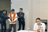 Pelaksana Tugas Deputi Penindakan dan Eksekusi Komisi Pemberantasan Korupsi Asep Guntur Rahayu (kanan) saat memperlihatkan tersangka kasus dugaan suap pemberian izin usaha pertambangan di Kalimantan Timur, Rudy Ong Chandra (kedua kiri), di Gedung Merah Putih KPK, Jakarta, Senin (25/8/2025). (ANTARA/Rio Feisal)