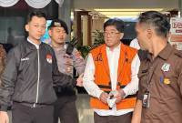 Tersangka kasus dugaan suap pemberian izin usaha pertambangan di Kalimantan Timur, Rudy Ong Chandra (kedua kanan) saat berjalan sebelum memasuki mobil tahanan, di Gedung Merah Putih KPK, Jakarta, Senin (25/8/2025). (ANTARA/Rio Feisal)