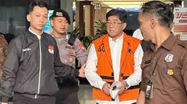 Tersangka kasus dugaan suap pemberian izin usaha pertambangan di Kalimantan Timur, Rudy Ong Chandra (kedua kanan) saat berjalan sebelum memasuki mobil tahanan, di Gedung Merah Putih KPK, Jakarta, Senin (25/8/2025). (ANTARA/Rio Feisal)