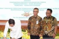 Gubernur Provinsi Kaltim Rudy Mas'ud saat melakukan penandatanganan perjanjian kerjasama Pemerintah Provinsi Kalimantan Timur dengan Bank Kaltkimtara terkait penyalur pembiayaan kepemilikan rumah bagi masyarakat berpenghasilan rendah. (ANTARA/HO-Adpim)