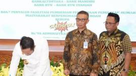 Gubernur Provinsi Kaltim Rudy Mas'ud saat melakukan penandatanganan perjanjian kerjasama Pemerintah Provinsi Kalimantan Timur dengan Bank Kaltkimtara terkait penyalur pembiayaan kepemilikan rumah bagi masyarakat berpenghasilan rendah. (ANTARA/HO-Adpim)
