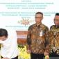 Gubernur Provinsi Kaltim Rudy Mas'ud saat melakukan penandatanganan perjanjian kerjasama Pemerintah Provinsi Kalimantan Timur dengan Bank Kaltkimtara terkait penyalur pembiayaan kepemilikan rumah bagi masyarakat berpenghasilan rendah. (ANTARA/HO-Adpim)
