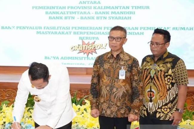 Gubernur Provinsi Kaltim Rudy Mas'ud saat melakukan penandatanganan perjanjian kerjasama Pemerintah Provinsi Kalimantan Timur dengan Bank Kaltkimtara terkait penyalur pembiayaan kepemilikan rumah bagi masyarakat berpenghasilan rendah. (ANTARA/HO-Adpim)
