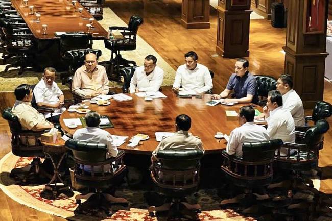 Presiden Prabowo Subianto memimpin rapat terbatas di kediaman pribadinya di Bukit Hambalang, Kabupaten Bogor, Jawa Barat, Rabu (20/8/2025). (ANTARA/HO-Sekretariat Kabinet)
