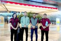 Petugas Imigrasi Palangka Raya mendeportasi WNA asal Mesir melalui Bandara Soekarno Hatta, Selasa (19/8/2025). (ANTARA/HO-Dok Kantor Imigrasi Kelas I Non TPI Palangka Raya)