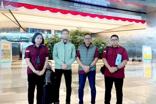 Petugas Imigrasi Palangka Raya mendeportasi WNA asal Mesir melalui Bandara Soekarno Hatta, Selasa (19/8/2025). (ANTARA/HO-Dok Kantor Imigrasi Kelas I Non TPI Palangka Raya)