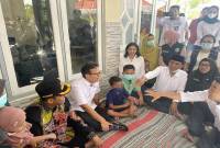 Menkes Budi Gunawan Sadikin berdiskusi dengan orang tua siswa saat meninjau pelaksanaan imunisasi campak di Sumenep, Jawa Timur, Kamis (28/8/2025). (ANTARA/HO-Pemkab Sumenep)