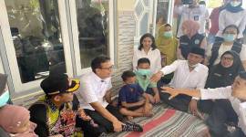 Menkes Budi Gunawan Sadikin berdiskusi dengan orang tua siswa saat meninjau pelaksanaan imunisasi campak di Sumenep, Jawa Timur, Kamis (28/8/2025). (ANTARA/HO-Pemkab Sumenep)