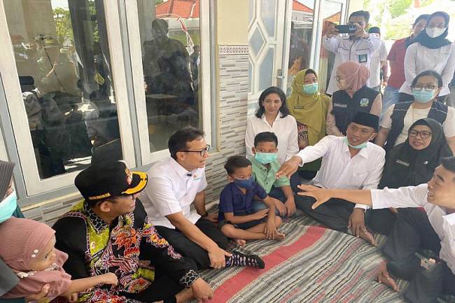 Menkes Budi Gunawan Sadikin berdiskusi dengan orang tua siswa saat meninjau pelaksanaan imunisasi campak di Sumenep, Jawa Timur, Kamis (28/8/2025). (ANTARA/HO-Pemkab Sumenep)