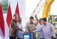 Presiden Prabowo Subianto (tengah) didampingi Menteri Energi dan Sumber Daya Mineral (ESDM) Bahlil Lahadalia (kedua kanan), Menteri BUMN Erick Thohir (kanan), Dubes China untuk Indonesia Wang Lutong (kiri) dan Co Founder CATL Li Ping (kedua kiri) menekan tombol bersama sebagai tanda pelaksanaan peletakan batu pertama (groundbreaking) pembangunan proyek Ekosistem Industri Baterai Kendaraan Listrik Terintegrasi Konsorsium ANTAM-IBC-CBL di Artha Industrial Hill, Karawang, Jawa Barat, Minggu (29/6/2025). (ANTARA FOTO/M Adimaja)
