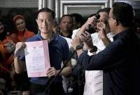 Mantan Menteri Perdagangan Thomas Trikasih Lembong (Tom Lembong) menunjukan berkas Keppres saat keluar dari Rutan Cipinang, Jakarta, Jumat (1/8/2025). Tom Lembong bebas dari proses hukum yang sedang ia jalani setelah mendapatkan abolisi dari Presiden Prabowo Subianto. (ANTARA FOTO/Hafidz Mubarak A)