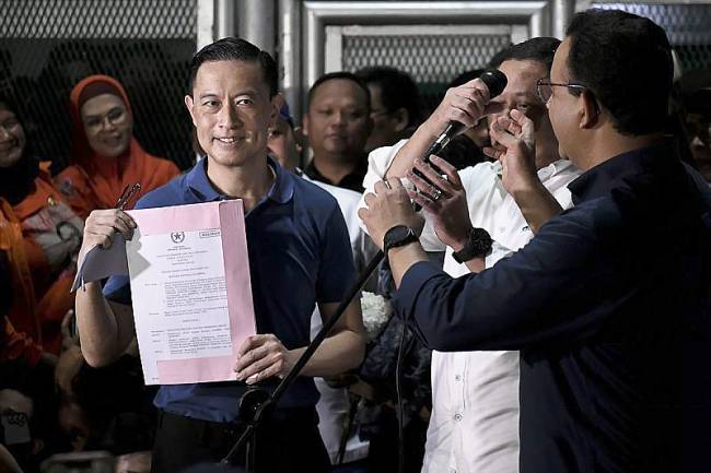 Mantan Menteri Perdagangan Thomas Trikasih Lembong (Tom Lembong) menunjukan berkas Keppres saat keluar dari Rutan Cipinang, Jakarta, Jumat (1/8/2025). Tom Lembong bebas dari proses hukum yang sedang ia jalani setelah mendapatkan abolisi dari Presiden Prabowo Subianto. (ANTARA FOTO/Hafidz Mubarak A)