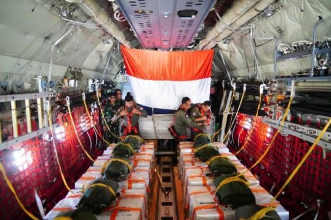 Dua pesawat Hercules C-130J TNI AU dari Skadron Udara 31 dengan 66 personel gabungan menerjunkan 17,8 ton bantuan pangan di momen HUT Ke-80 RI pada Minggu, 17 Agustus 2025 di langit Gaza. (ANTARA/HO-Puspen TNI)