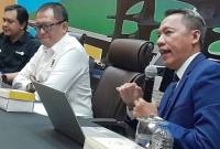 Ketua Komnas Haji Mustolih Siradj (kanan) saat menjadi narasumber dalam Forum Legislasi bertajuk 