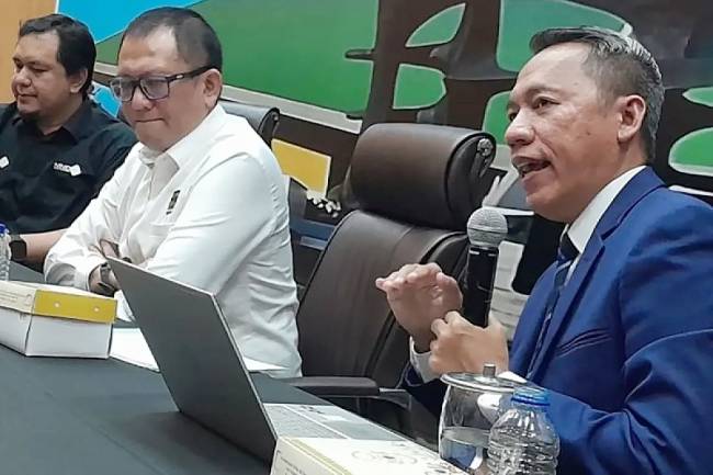 Ketua Komnas Haji Mustolih Siradj (kanan) saat menjadi narasumber dalam Forum Legislasi bertajuk 