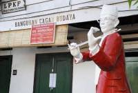 Patung WR Supratman berdiri di depan rumah WR Supratman di Jl Mangga 21 Surabaya, Rabu (5/8/2009). (Dok FOTO ANTARA/Eric Ireng)