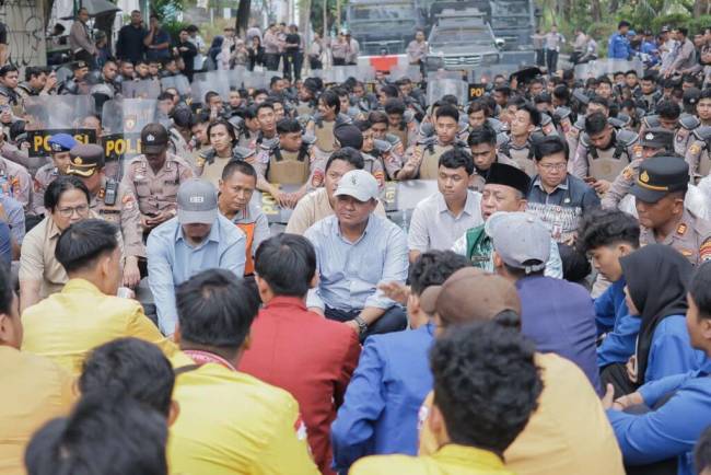 Badan Eksekutif Mahasiswa (BEM) se-Kalsel menggelar aksi unjuk rasa bertajuk 