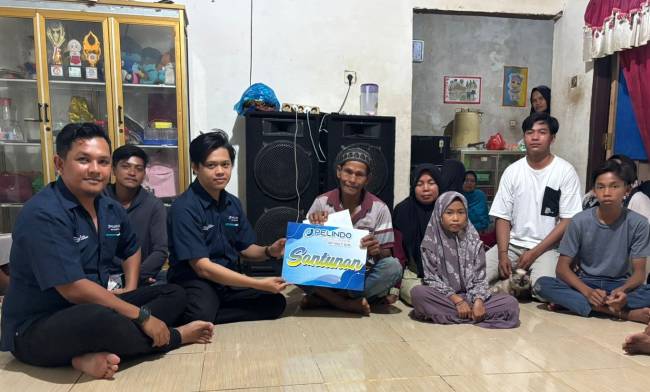 Pelindo  3 Sub Regional Kalimantan, menyerahkan santunan kepada pihak keluarga korban Ari Irawan (23), yang mengalami kecelakaan kerja. (SuarIndonesia/Ist)
