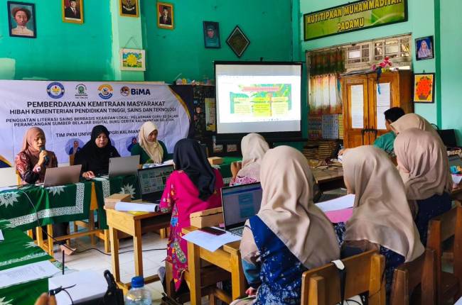 Dosen  Universitas PGRI Kalimantan (UPK) pengabdian ke masyarakat dengan pelatihan pembuatan buku cerita digital bagi guru-guru SD Muhammadiyah Al-Mukhlisin, Kabupaten Tabalong (SuarIndonesia/Ist)