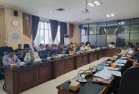 Direktur Utama Bank Kalsel, Fachrudin saat rapat dengar pendapat bersama jajaran DPRD Kalsel dari Komisi II. (Foto - HumasDPRDKalsel)