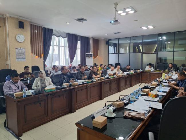 Direktur Utama Bank Kalsel, Fachrudin saat rapat dengar pendapat bersama jajaran DPRD Kalsel dari Komisi II. (Foto - HumasDPRDKalsel)