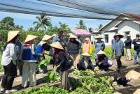 Sebanyak 25 anggota kelompok binaan Program CSR Tanduraya Pertamina Patra Niaga Aviation Fuel Terminal (AFT) Supadio menyambangi Balai Kampung Gambut Siantan Hilir Kota Pontianak, Kalimantan Barat. (ANTARA/Rendra Oxtora)