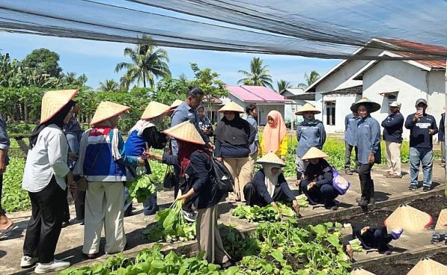 Sebanyak 25 anggota kelompok binaan Program CSR Tanduraya Pertamina Patra Niaga Aviation Fuel Terminal (AFT) Supadio menyambangi Balai Kampung Gambut Siantan Hilir Kota Pontianak, Kalimantan Barat. (ANTARA/Rendra Oxtora)