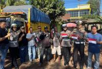 Dibagikan bendera merah putih ini untuk pengendara kendaraan bermotor.. (SuarIndonesia/Ist)