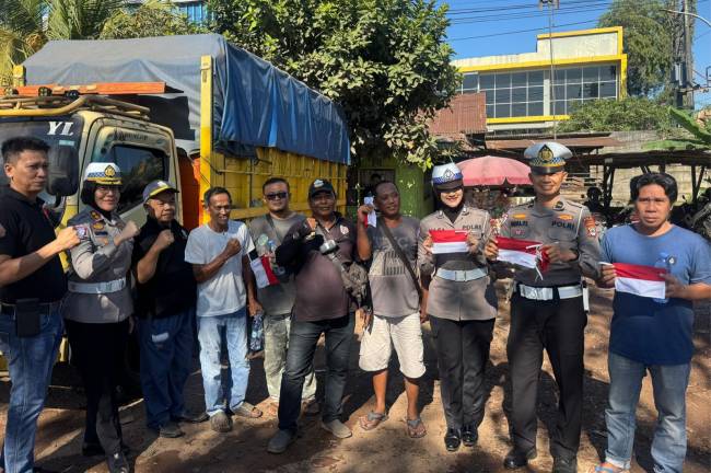 Dibagikan bendera merah putih ini untuk pengendara kendaraan bermotor.. (SuarIndonesia/Ist)