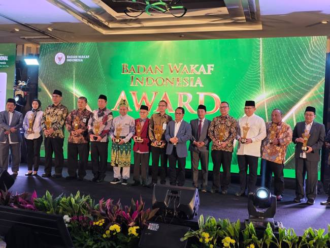 PERKUAT Komitmen Sinergi Wakaf Uang, BSI Raih Penghargaan Mitra Strategis BWI Tahun 2025