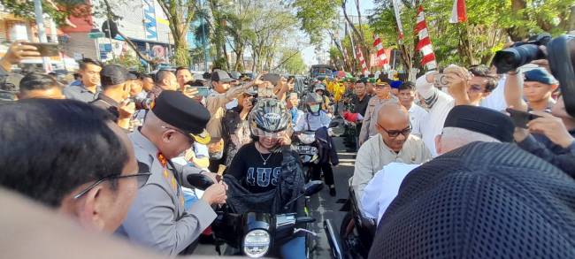Suasana di Persimpang empat Hotel A, Jalan Lambung Mangkurat, Banjarmasin, tampak semarak dengan kibaran bendera merah putih, Kamis (7/8/2025) (SuarIndonesia/YI)  