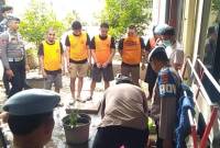 seluruh barang bukti dimusnahkan dengan cara diblender dan dilarutkan dalam cairan kimia, disaksikan langsung para tersangka dan pejabat terkait. Dan, larutan dibuang ke septic tank atau saluran WC, yang ada di lokasi pemusnahan. Jumat (8/8/2025). (SuarIndonesia/ZI)