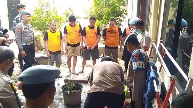 seluruh barang bukti dimusnahkan dengan cara diblender dan dilarutkan dalam cairan kimia, disaksikan langsung para tersangka dan pejabat terkait. Dan, larutan dibuang ke septic tank atau saluran WC, yang ada di lokasi pemusnahan. Jumat (8/8/2025). (SuarIndonesia/ZI)